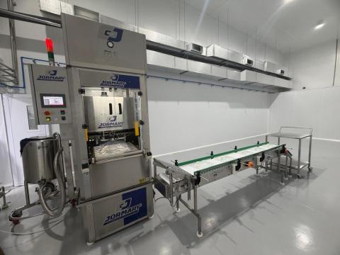 Envasadora de bag in box Stylus Pesi Bioex com esteira e dispositivos de roletes.